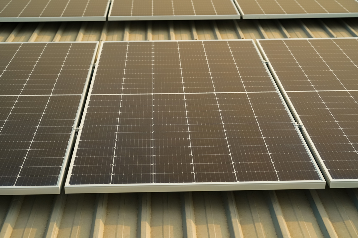 solar panel installer installing solar panels on r 2023 03 09 08 10 31 utc