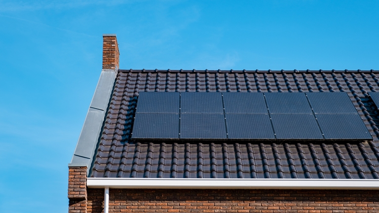 newly build houses with solar panels attached on r 2022 08 31 01 18 10 utc