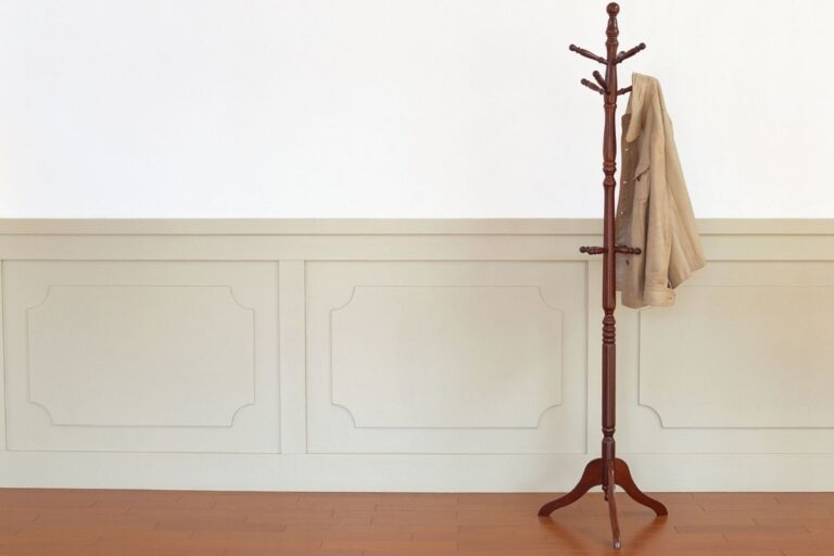 Porte-manteau en bois massif : élégance et durabilité pour votre entrée ou chambre
